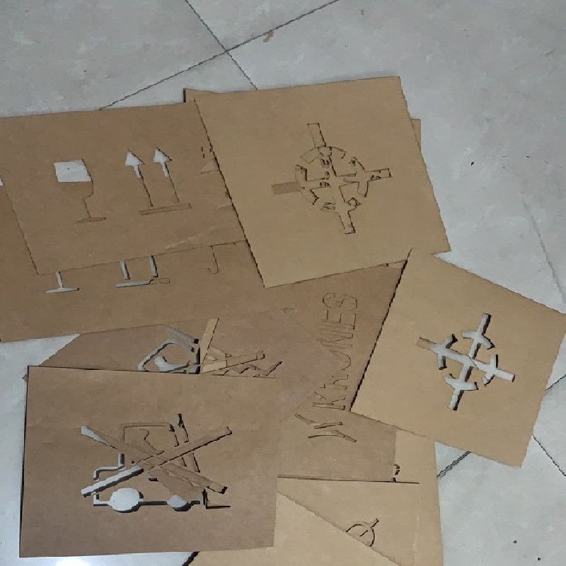 1.2-meter-wide, 170-meter-long cardboard roll, laser cutting machine, spray painted liner paper